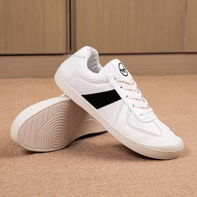 Running Shoes - 女性のスポーツシューズ高級カジュアルテニスアウトドアウォーキングランニングファッションフラットホワイトメッシュ快適なスニーカーシューズ女性用