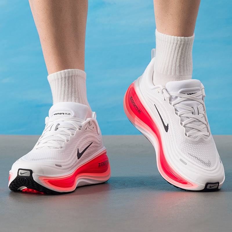 Running Shoes - ナイキ ヴォメロ プラス メンズ スポーツシューズ フィットネス、長距離ランニングトレーニング、快適なクッション性、衝撃吸収、耐摩耗性ランニングシューズ