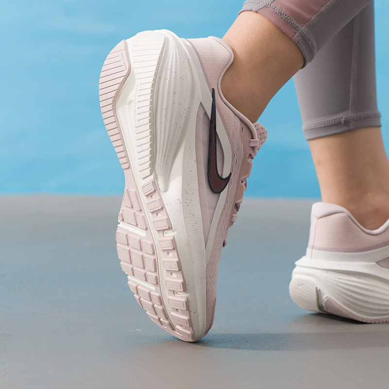 ナイキ レディースシューズ オリジナル 軽量 ロードランニン - Lightweight Road Running Shoes のレビューと価格