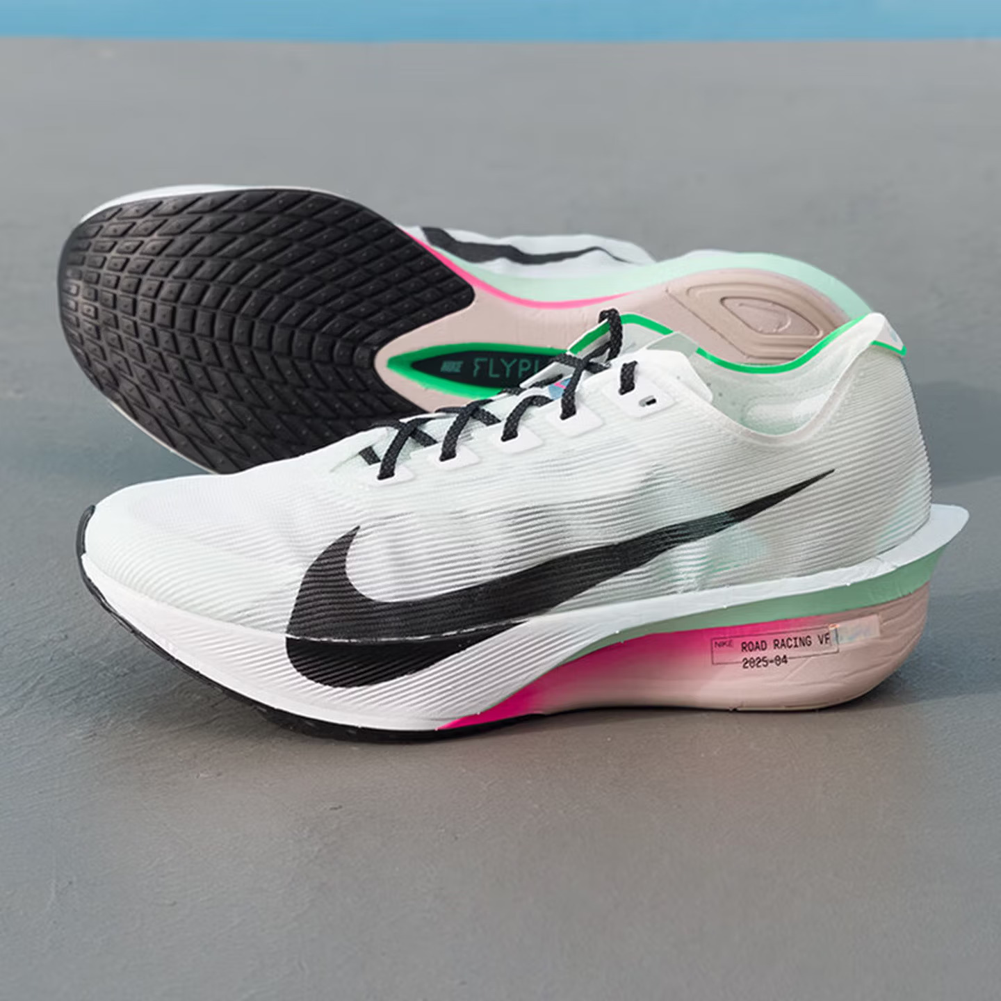 NIKE VAPORFLY 4 メンズ ランニングシューズ  - Lightweight Road Running Shoes のレビューと価格