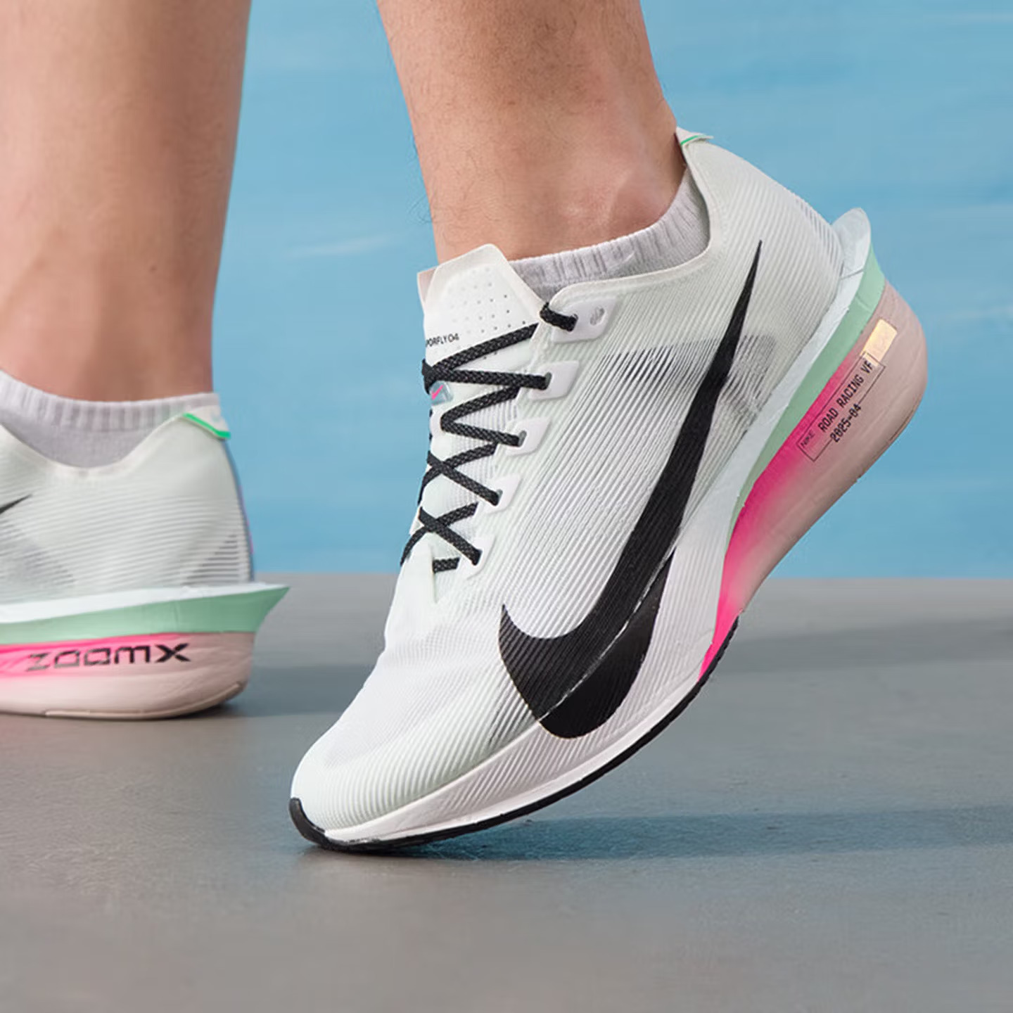 NIKE VAPORFLY 4 メンズ ランニングシューズ  - Lightweight Road Running Shoes のレビューと価格