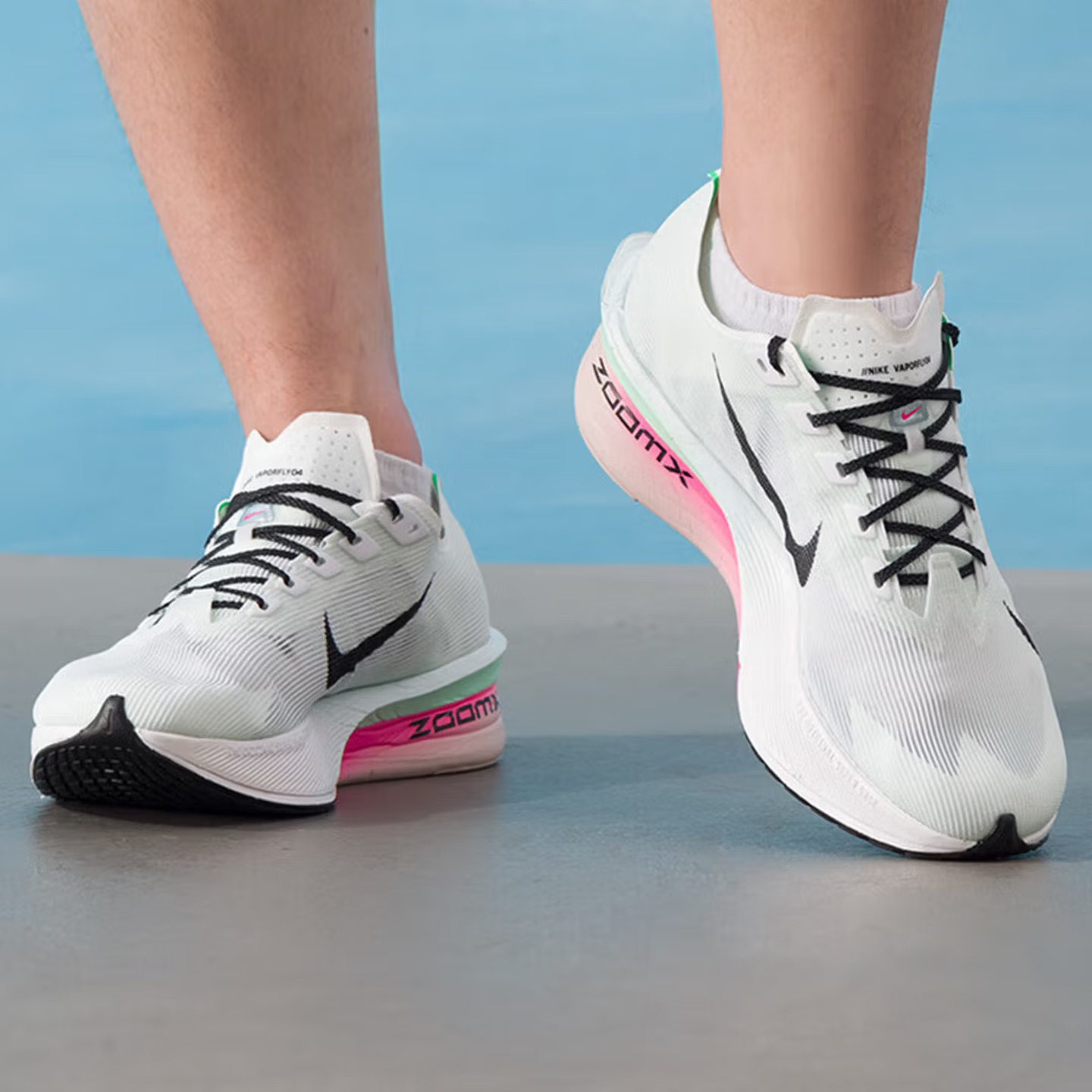 NIKE VAPORFLY 4 メンズ ランニングシューズ  - Lightweight Road Running Shoes のレビューと価格