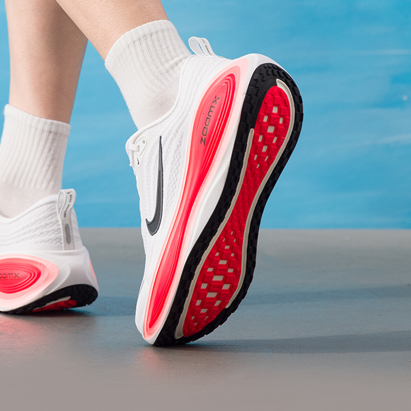 ナイキ ヴォメロ プラス メンズ スポーツシューズ フィット - Running Shoes のレビューと価格
