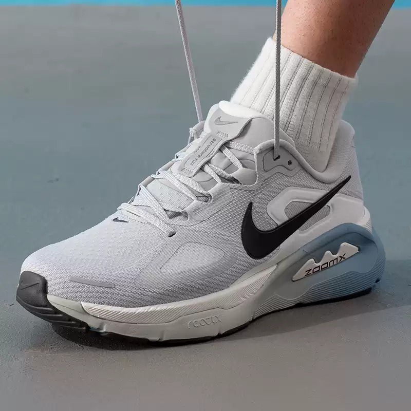 ナイキ メンズシューズ オリジナル 軽量 ロードランニングシ - Lightweight Road Running Shoes のレビューと価格
