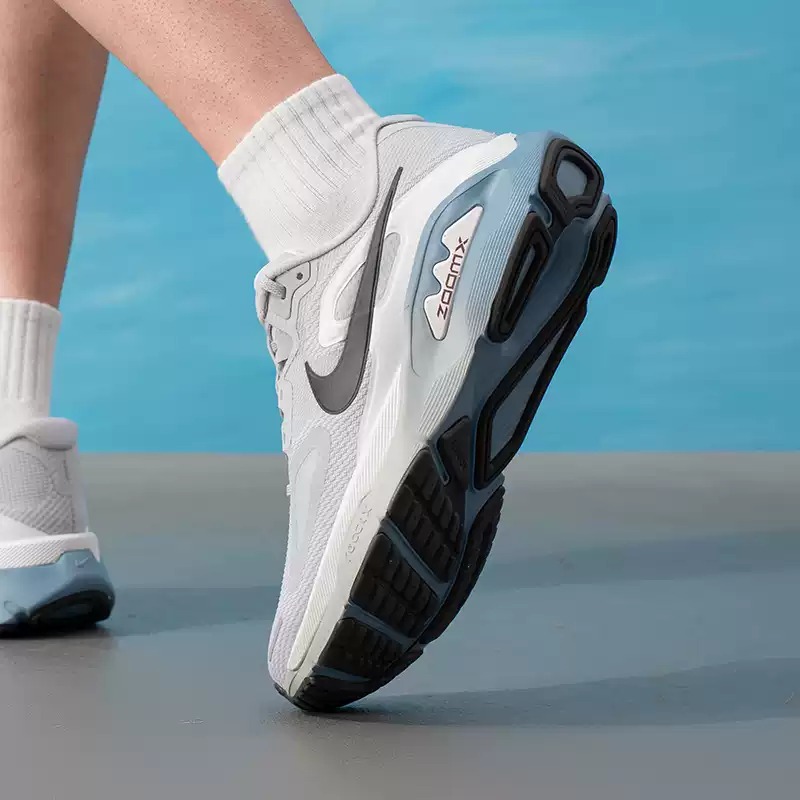 ナイキ メンズシューズ オリジナル 軽量 ロードランニングシ - Lightweight Road Running Shoes のレビューと価格